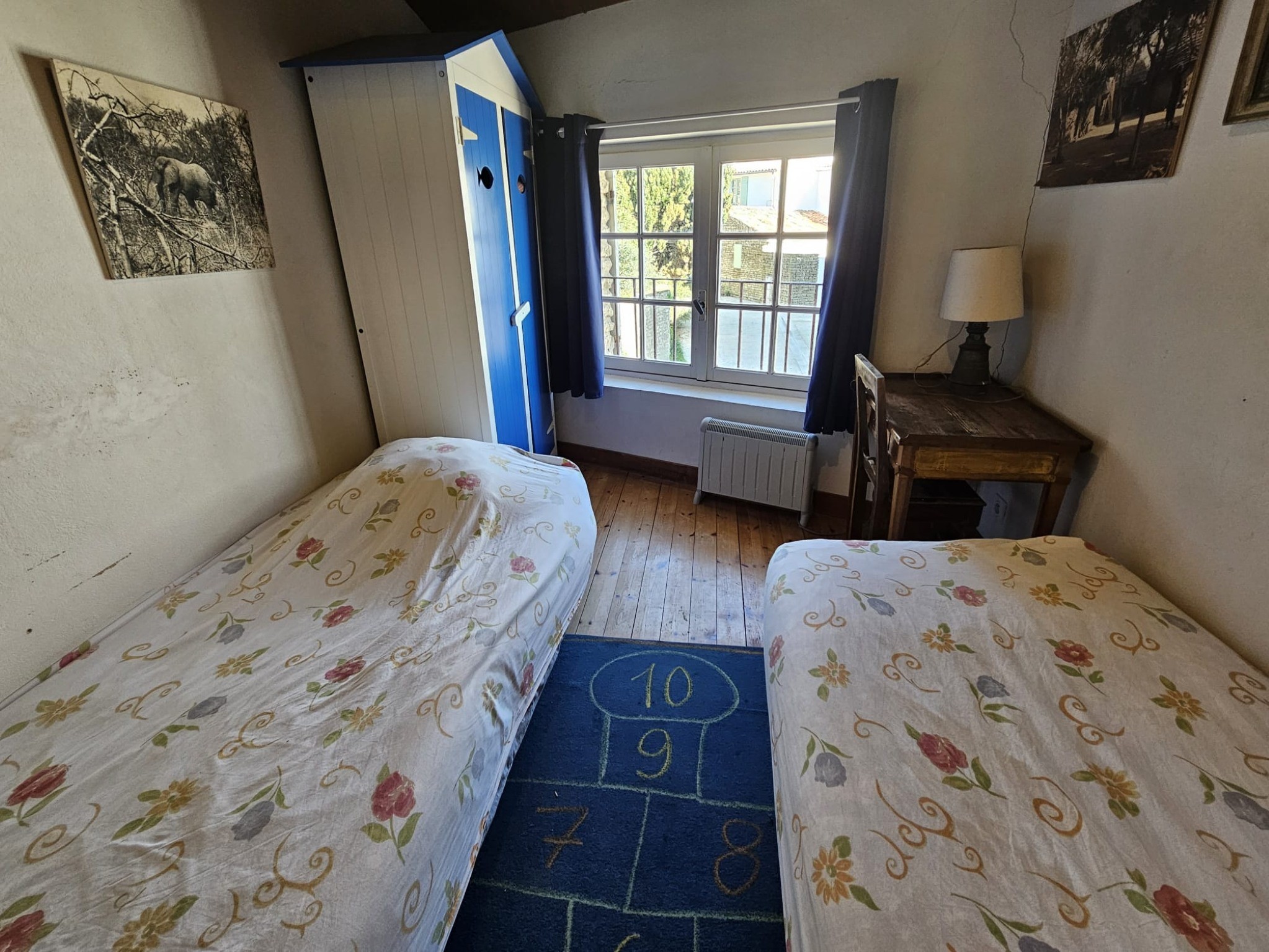 3e chambre avec 2 lits de 80 et son bureau