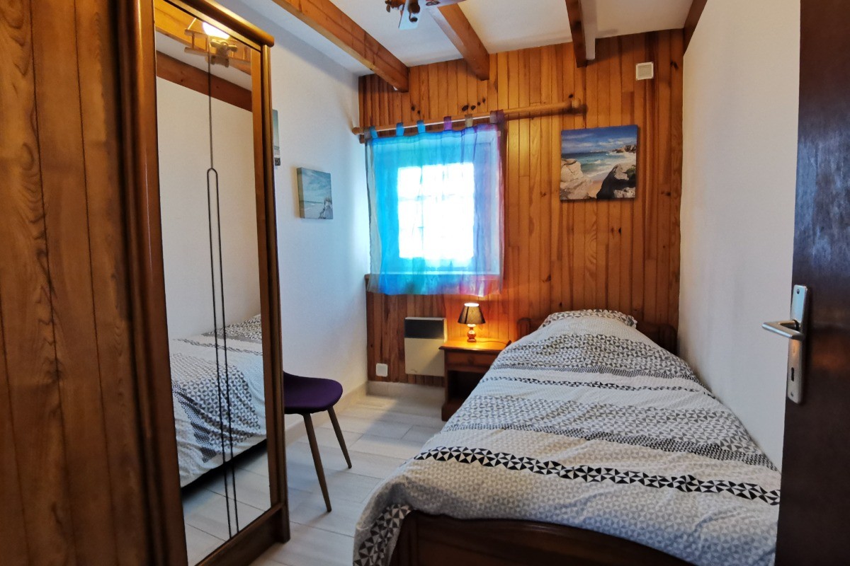 chambre 2 avec lit de 90 et armoire penderie