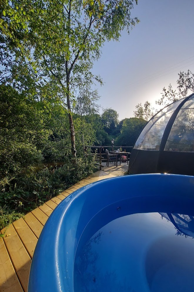 Bain nordique privé chauffé au bois sur la terrasse de la bulle spa.