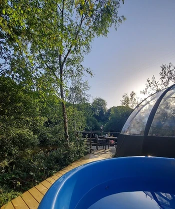 Bain nordique privé chauffé au bois sur la terrasse de la bulle spa.