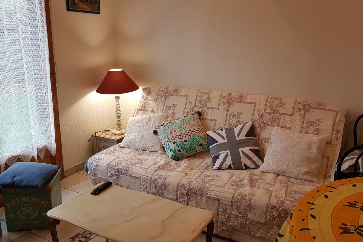 Pièce de vie avec coin séjour et coin salon. 
Crédits photo : Clévacances 35