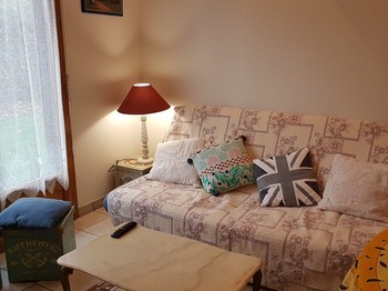 Pièce de vie avec coin séjour et coin salon. 
Crédits photo : Clévacances 35