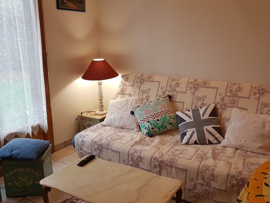 Pièce de vie avec coin séjour et coin salon. 
Crédits photo : Clévacances 35