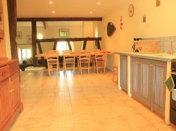 La grand cuisine ouverte sur la salle à manger