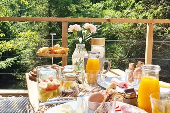 Petit déjeuner en terrasse - Dôme Kittilä - Domaine Ouréa