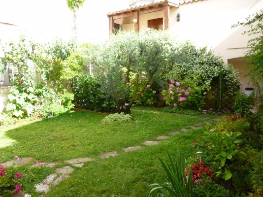 le jardin clos et arboré