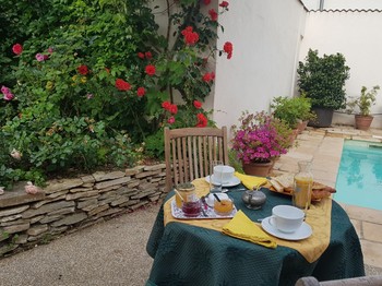 Petit déjeuner au bord de la piscine