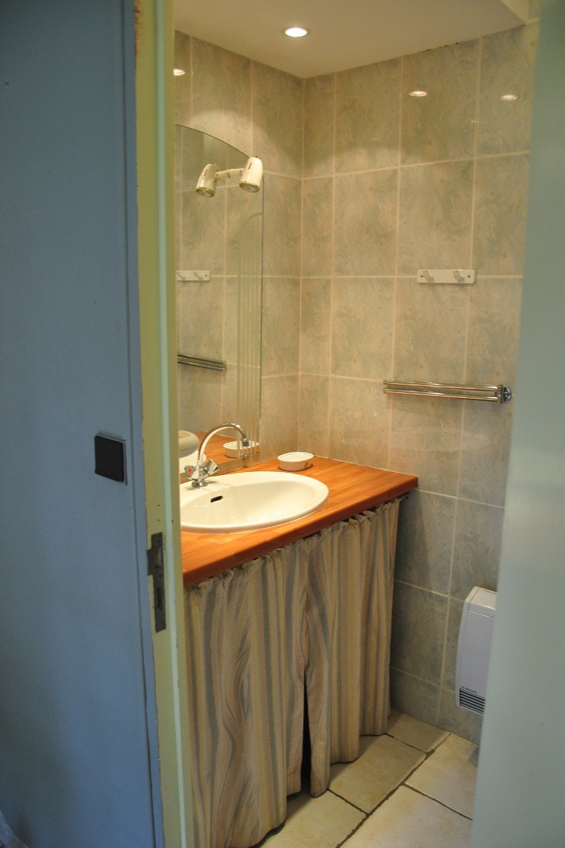 salle de bain avec douche