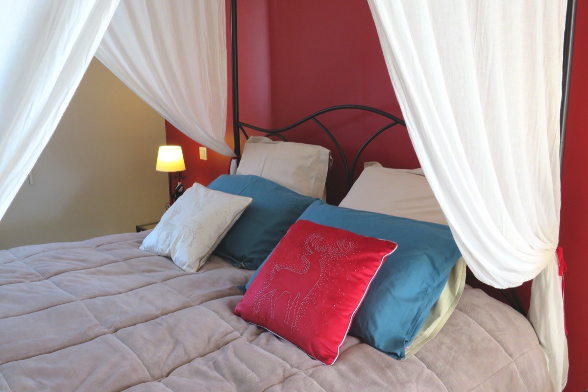 chambre lit baldaquin 160 avec accès terrasse
