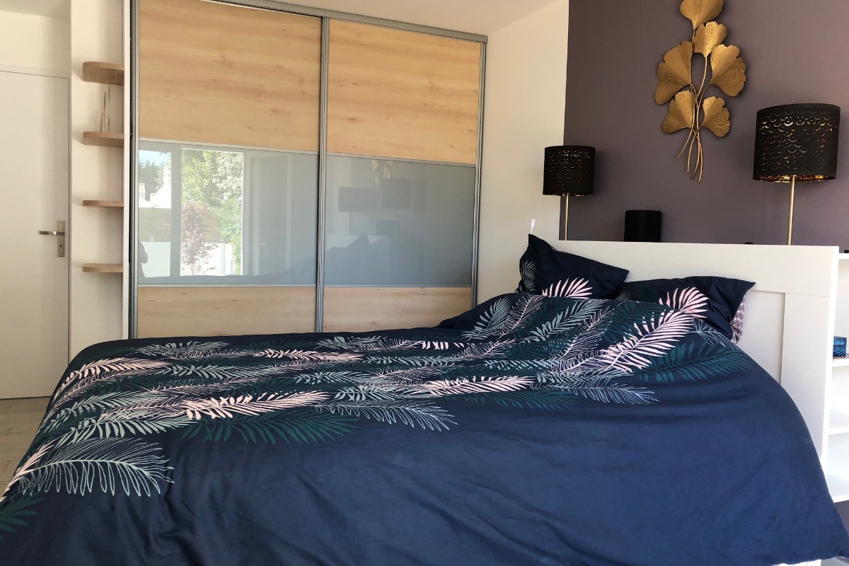 Chambre en rez-de-chaussée avec un lit en 160