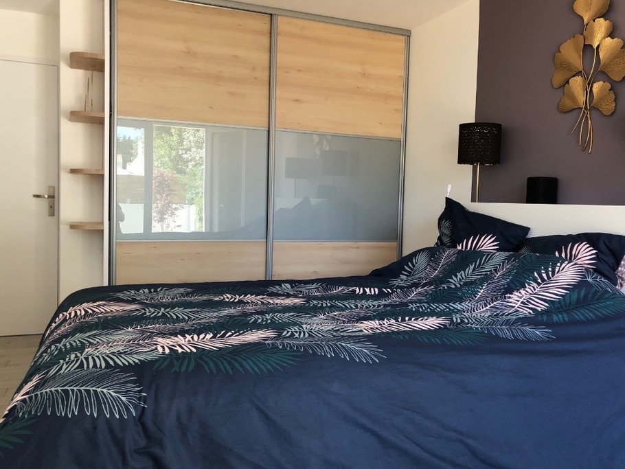 Chambre en rez-de-chaussée avec un lit en 160