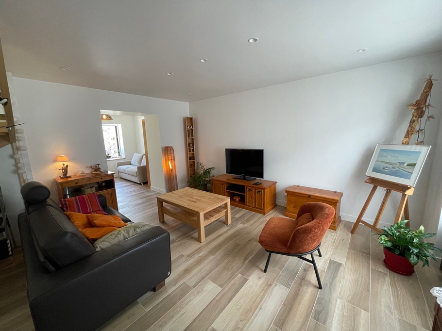 Living room with TV and internet access