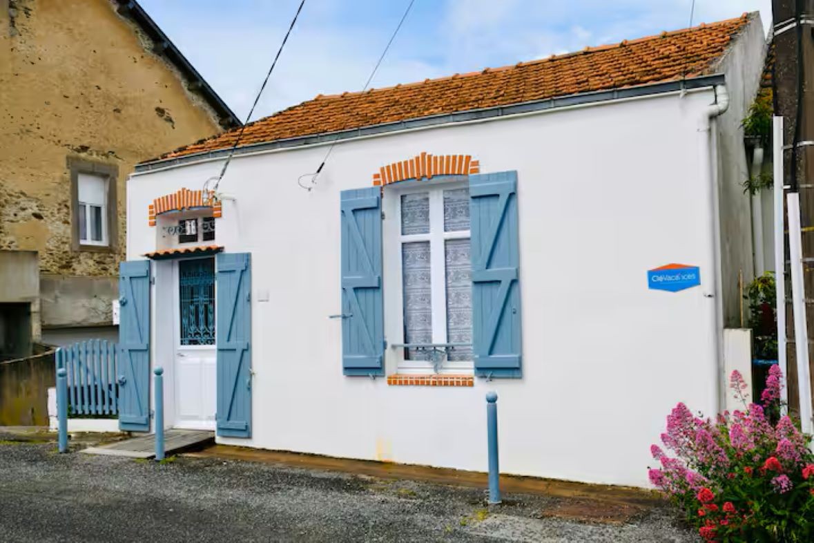 Street-side fisherman's cottage in Pornic
