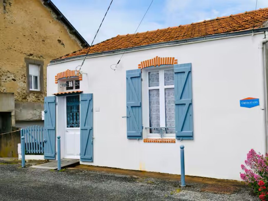 Street-side fisherman's cottage in Pornic