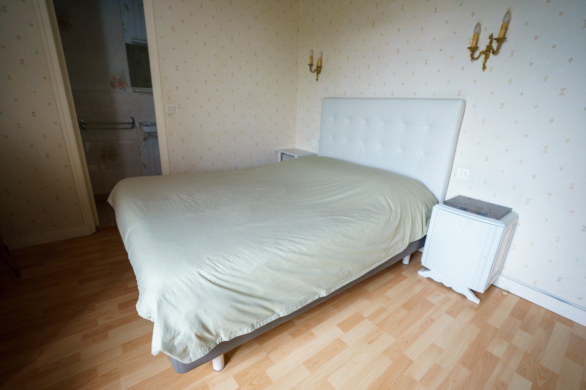 Chambre 6 pour 4 personnes  au 1er étage - 1 lit 160x200 cm ou 2 lits 80x200 cm + 2 lits superposés 90x190 cm. Avec salle d'eau et WC privatifs.