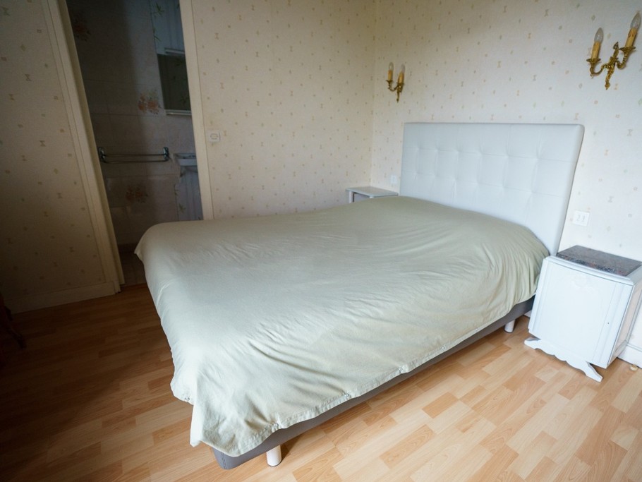 Chambre 6 pour 4 personnes  au 1er étage - 1 lit 160x200 cm ou 2 lits 80x200 cm + 2 lits superposés 90x190 cm. Avec salle d'eau et WC privatifs.