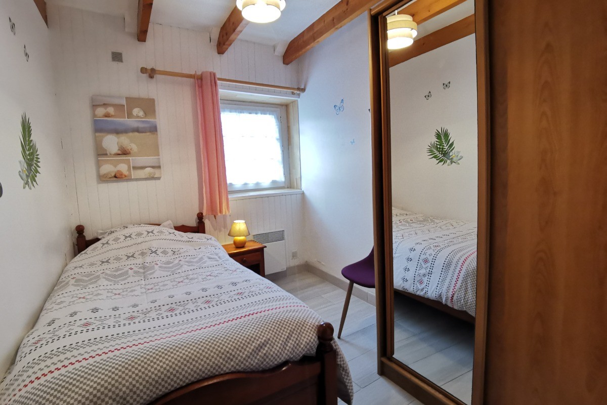 chambre 1 avec lit de 90 et armoire penderie