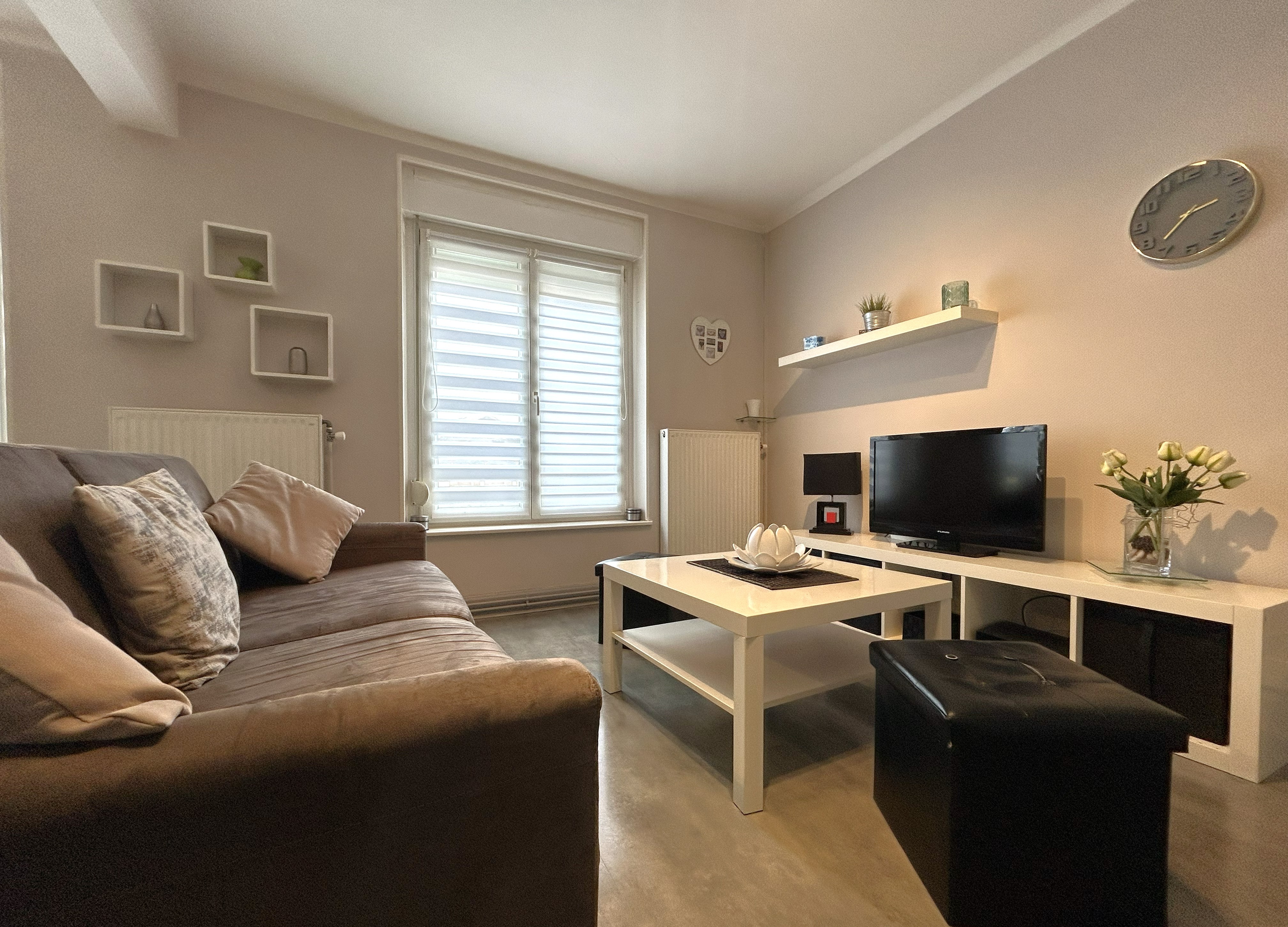Kitchen opening onto living room - Apartment in the centre of Gérardmer
