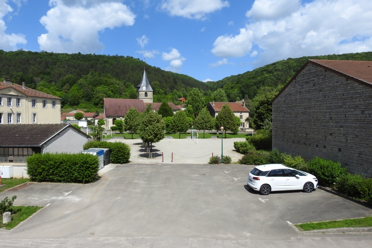 Vue de la fenêtre et parking public