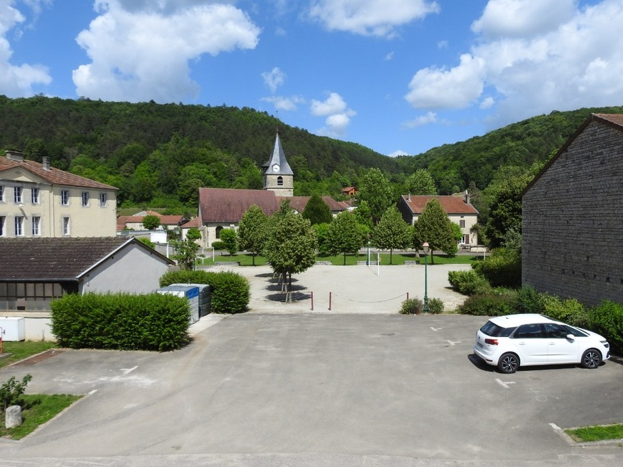 Vue de la fenêtre et parking public