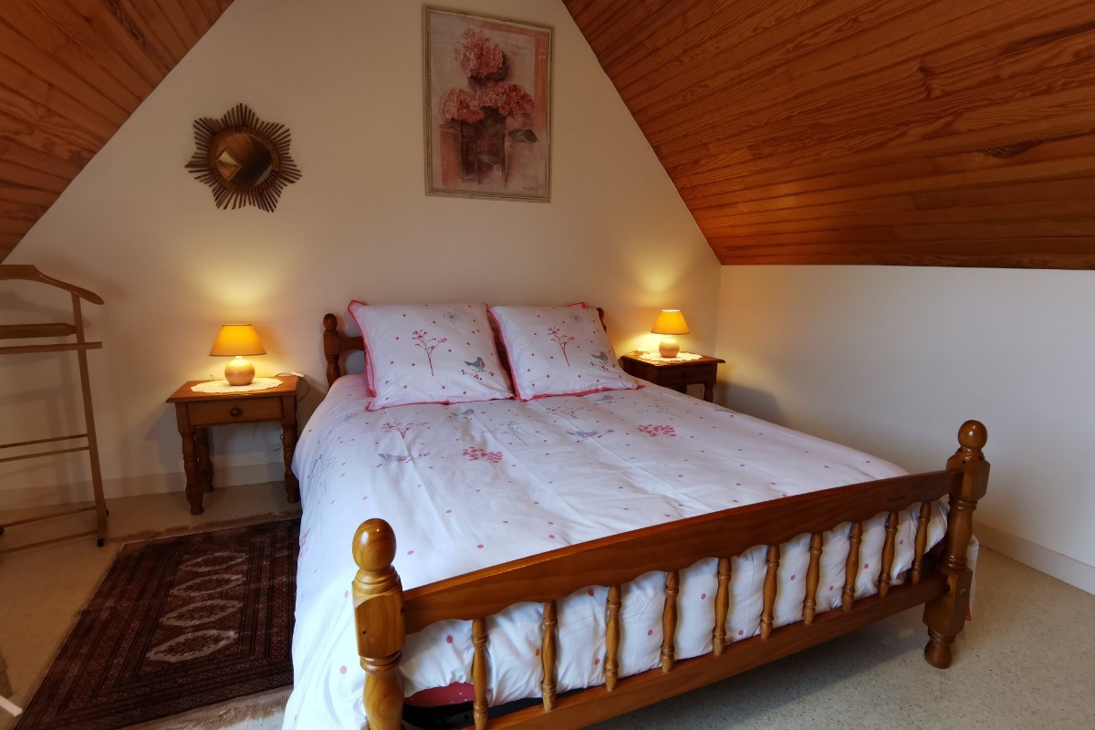 A l'étage une chambre avec un lit 140 et un lit 90