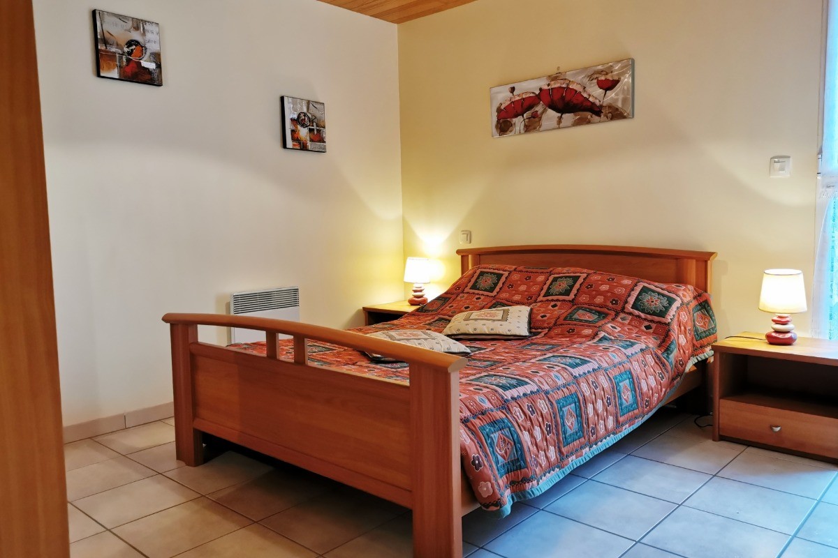 RDC: Chambre avec lit 140