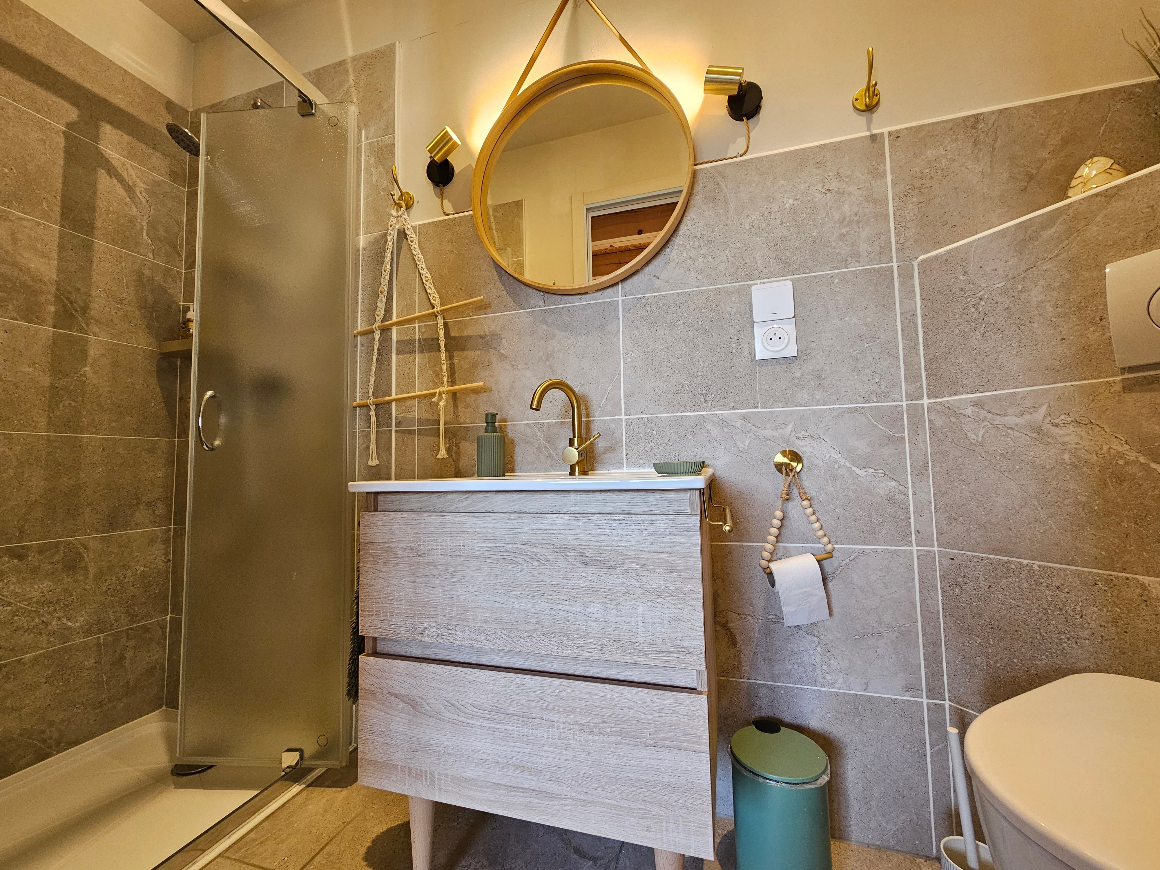 Salle d'eau avec douche grande dimension, meuble vasque et WC