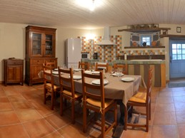 Cuisine très bien équipée, de plain pied, avec séjour pour d'agréables repas. Découvrez quelques ustensiles de cuisine et livres de recette d'époque médiévale pour les plus mordus !