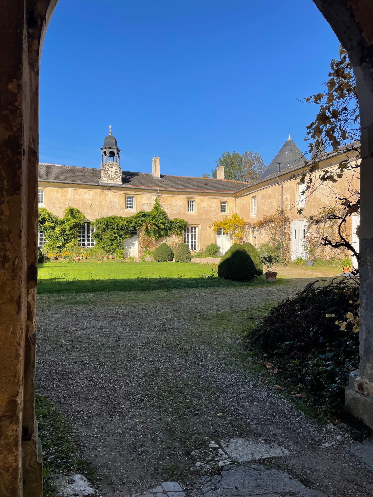 Courtyard - Gite du Comte Bourcier - Château de Ville au Val