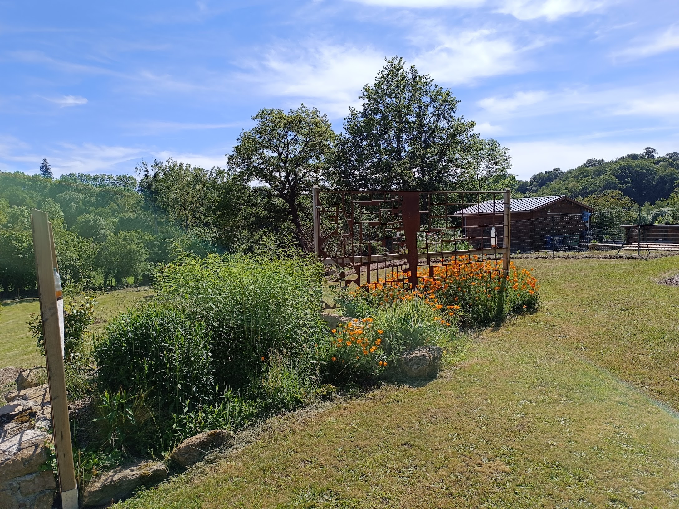 Seasonal rental with swimming pool for a relaxing holiday