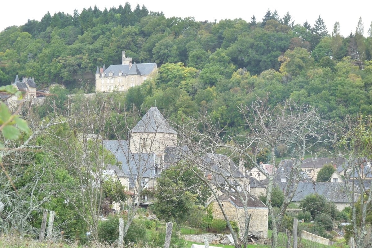 Le village dominé par le château