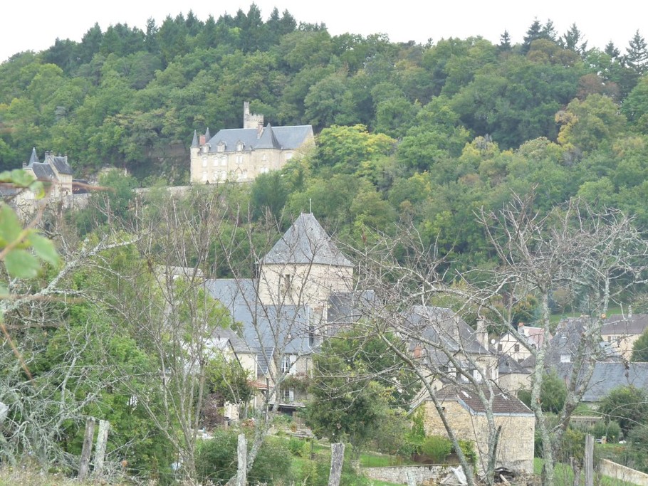 Le village dominé par le château