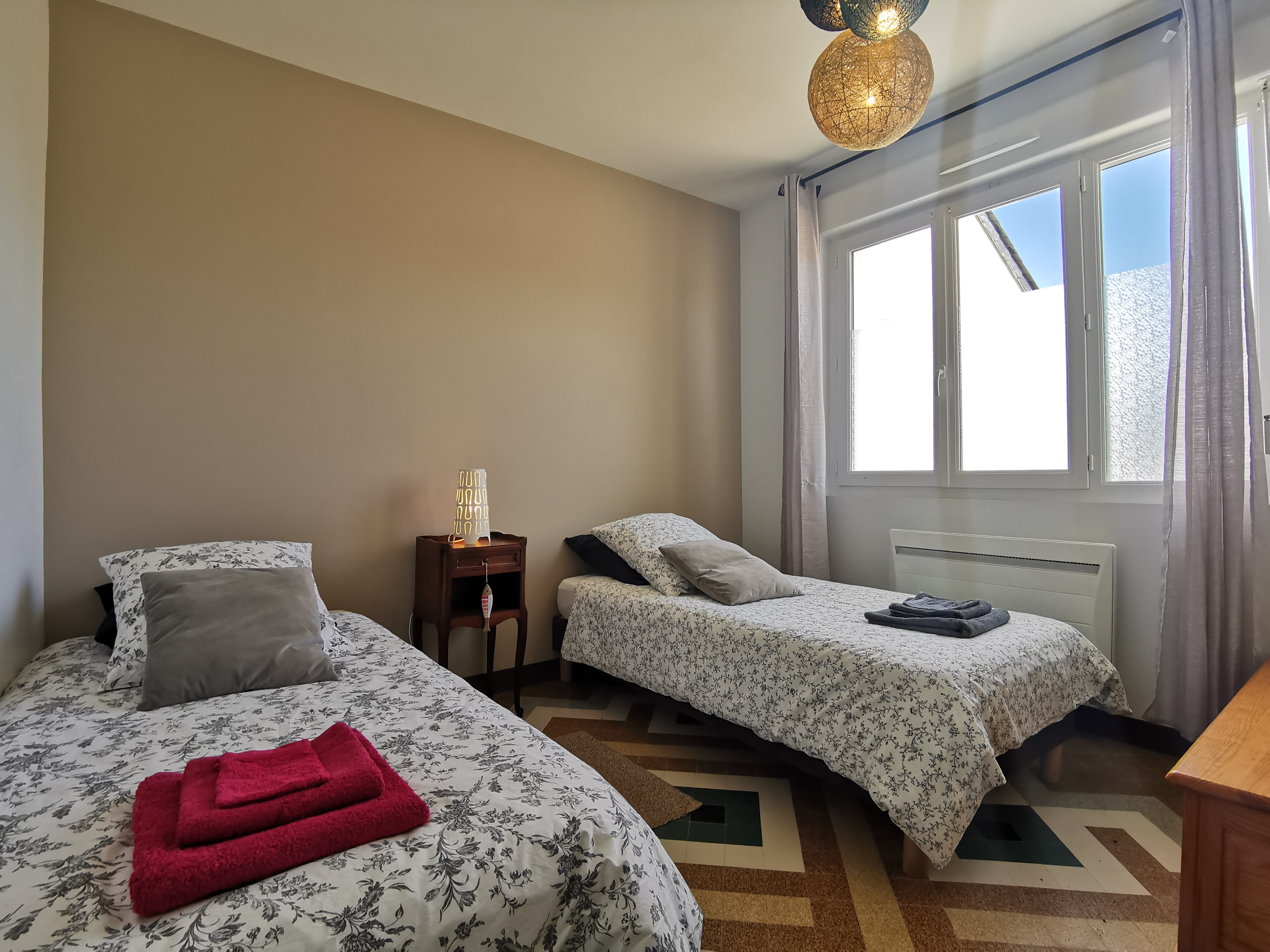 Chambre avec 2 lits 90