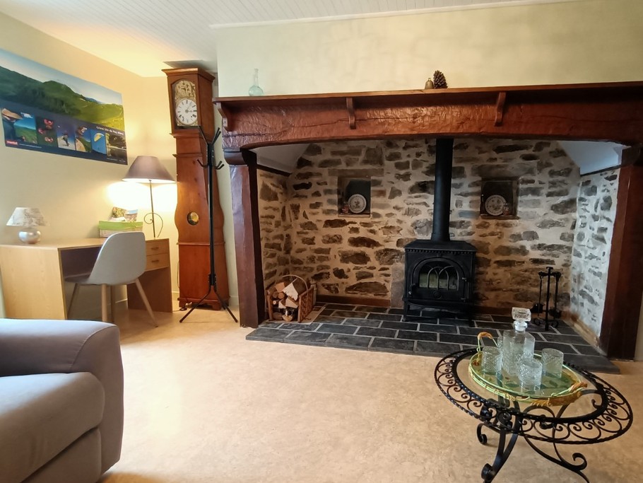 Cheminée traditionnelle Cantou et poêle à bois, séjour chaleureux à Lapeyrugue