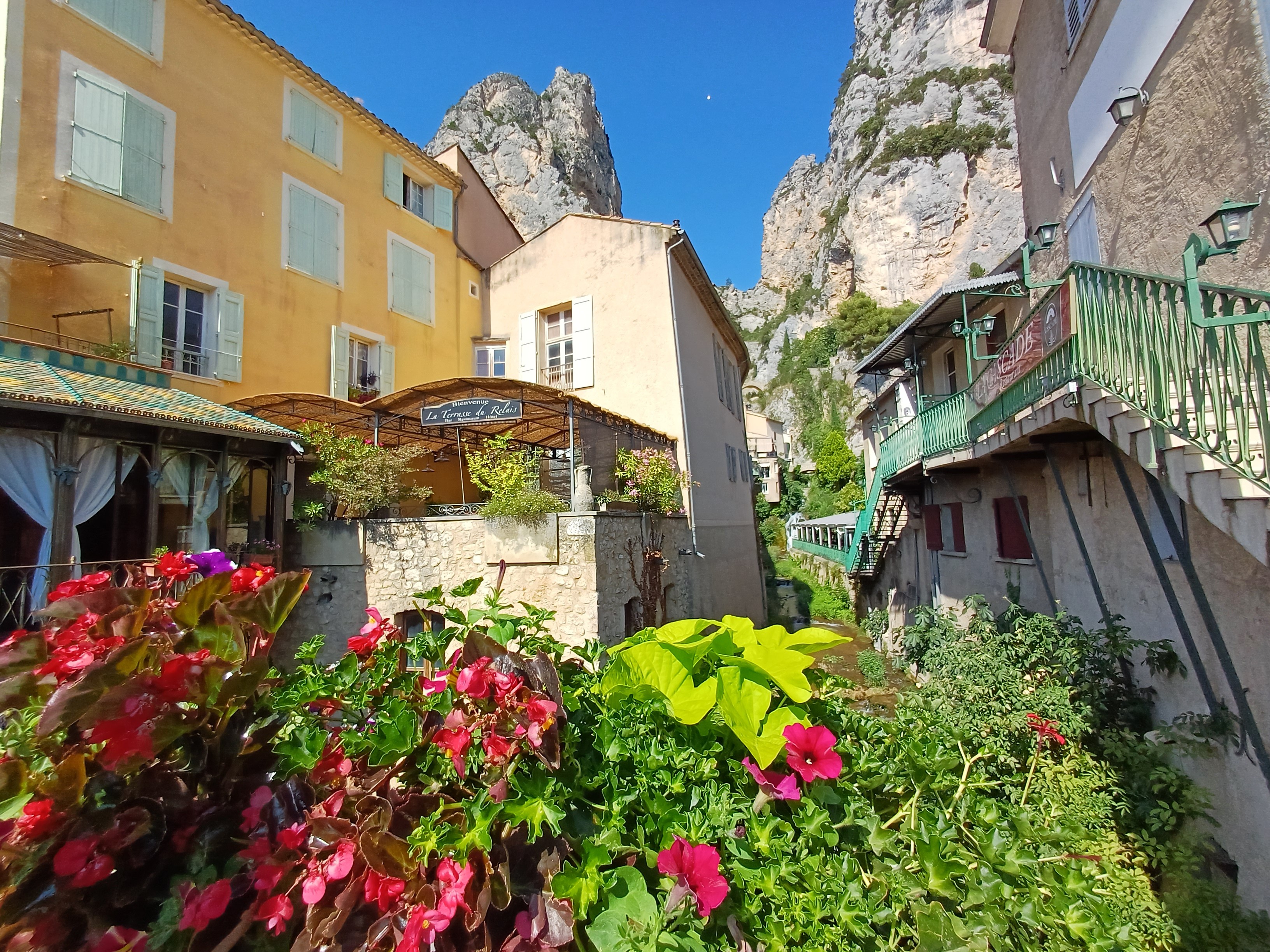 Sur le pont à Moustiers