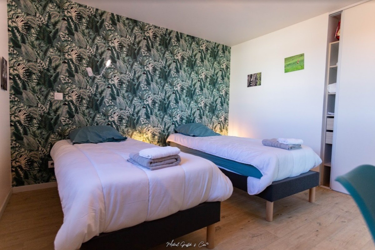 © - @mistralgraffik // AR KAARDI, location de vacances, Trévou Tréguignec, chambre twin