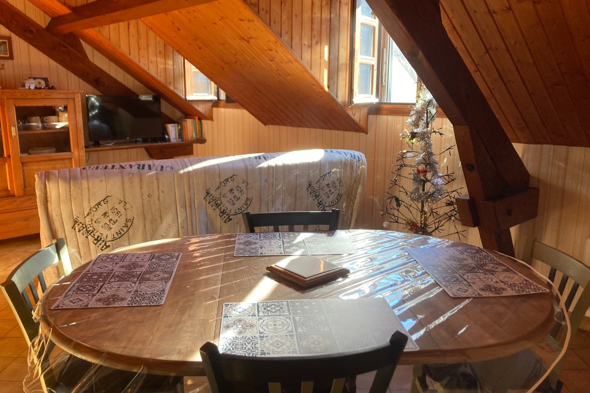 Espace repas, table pouvant accueillir des invités