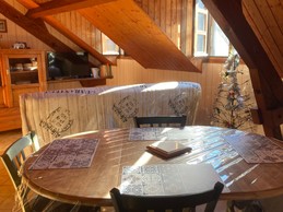 Espace repas, table pouvant accueillir des invités