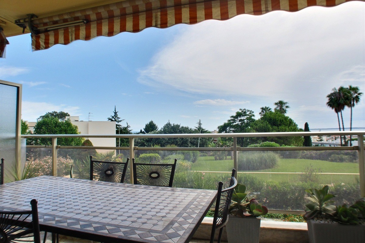 Coin repas sur terrasse sud vue mer