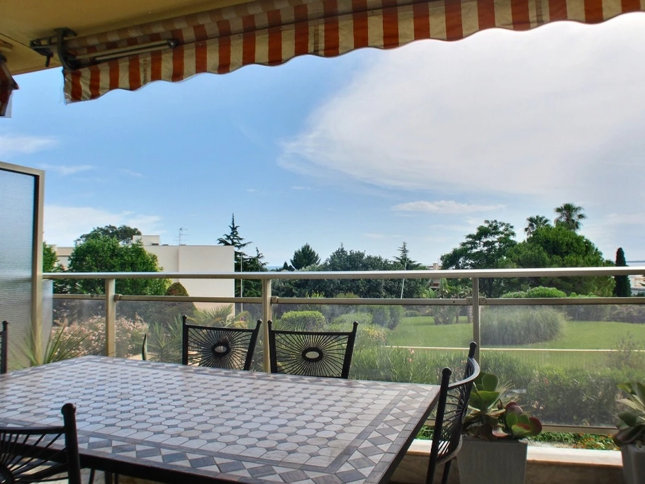 Coin repas sur terrasse sud vue mer