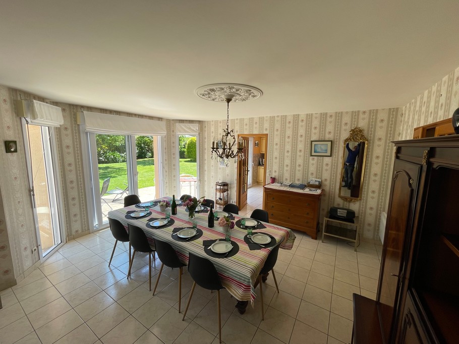 Tablée de 10 couverts dans le séjour