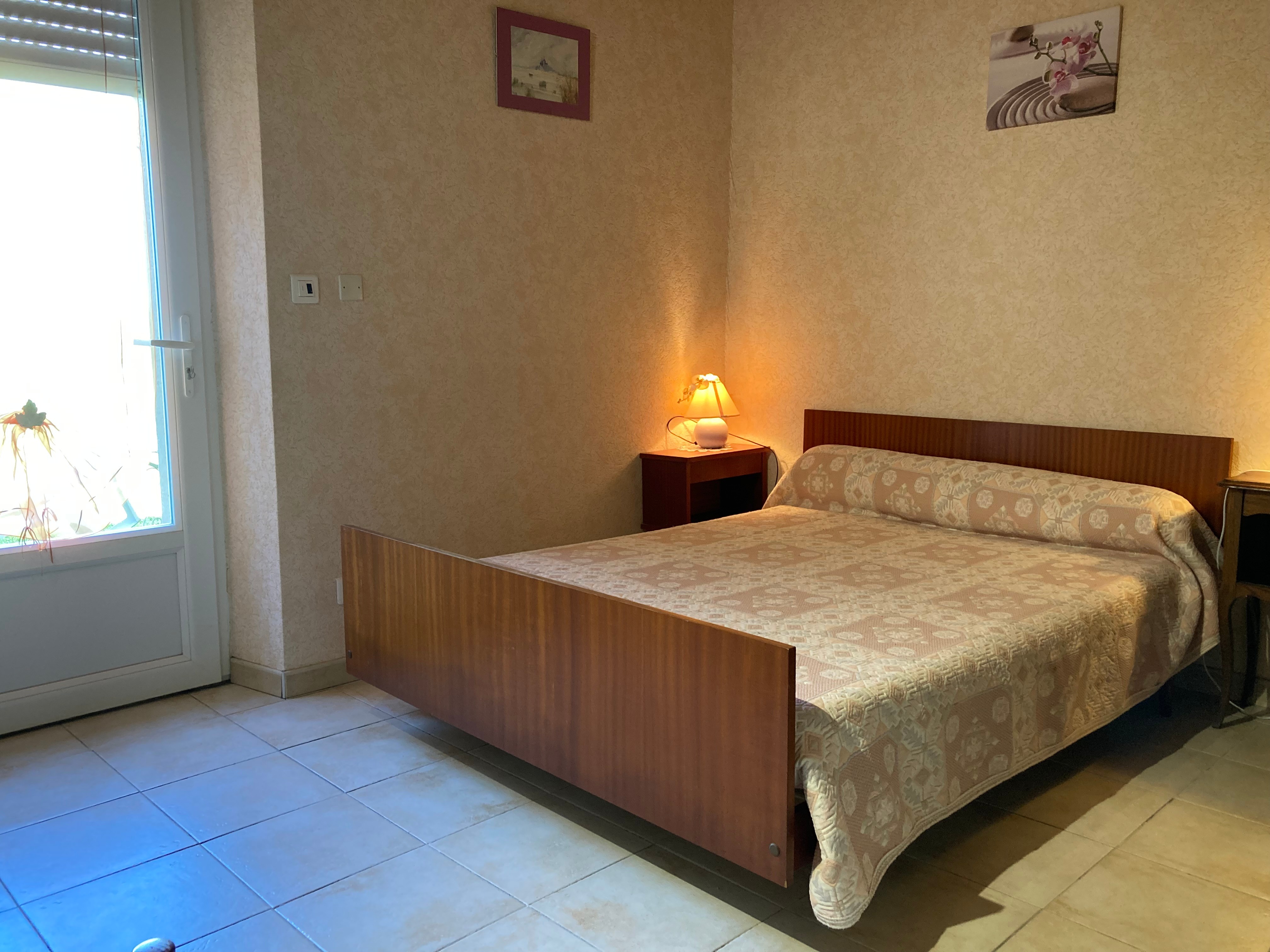 CHAMBRE 2  avec salle d'eau attenante
