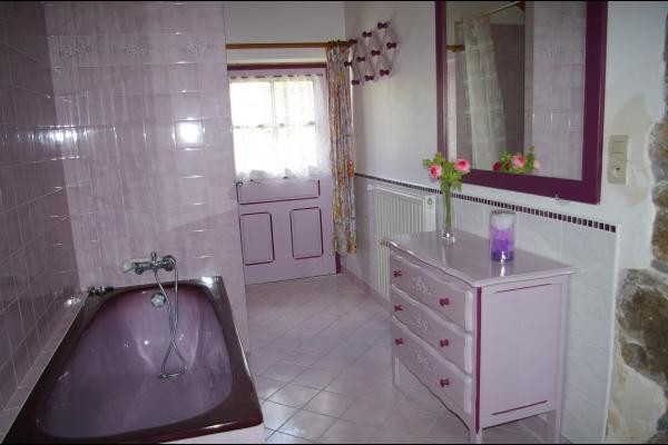 Salle de bains aux marguerites- Maison de caractère à la campagne dans un superbe cadre , près de la mer. 5 pers.