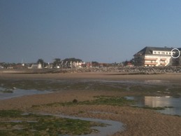 côté plage à marée basse, dans le cercle les fenêtres de l'appartement