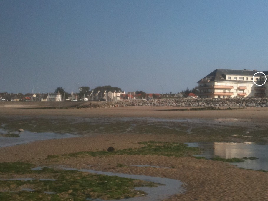 côté plage à marée basse, dans le cercle les fenêtres de l'appartement