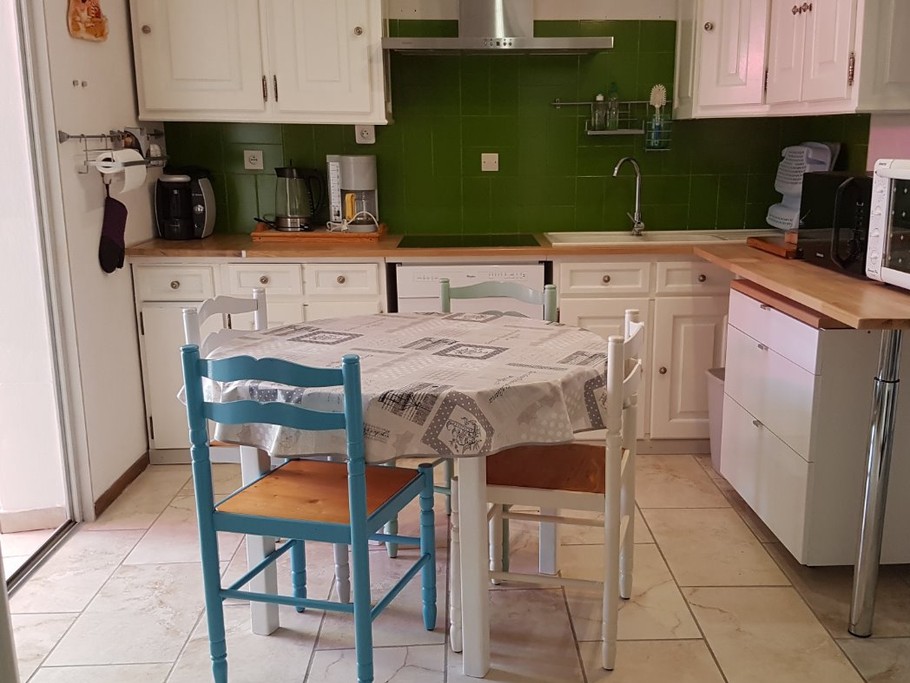 Cuisine équipée avec espace repas