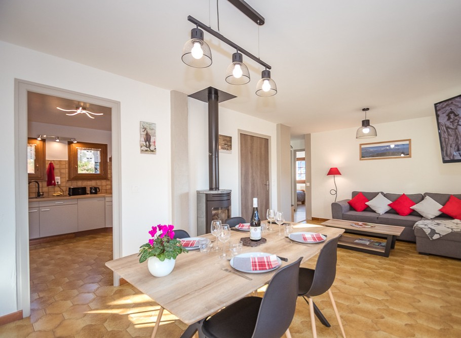 Séjour et salon avec poêle à bois