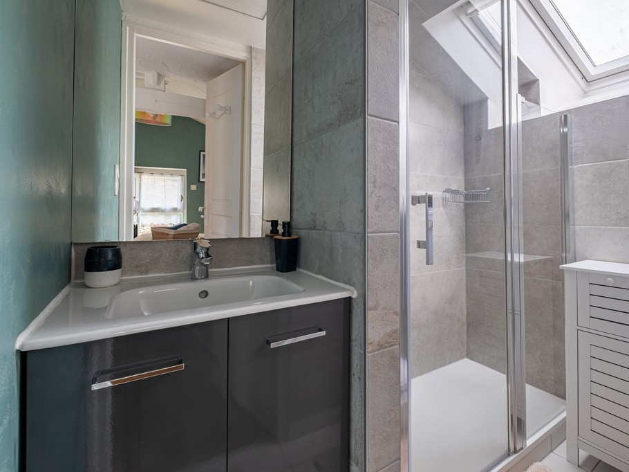 A l'étage, salle d'eau attenante à la chambre indépendante (lit 140x200 cm).