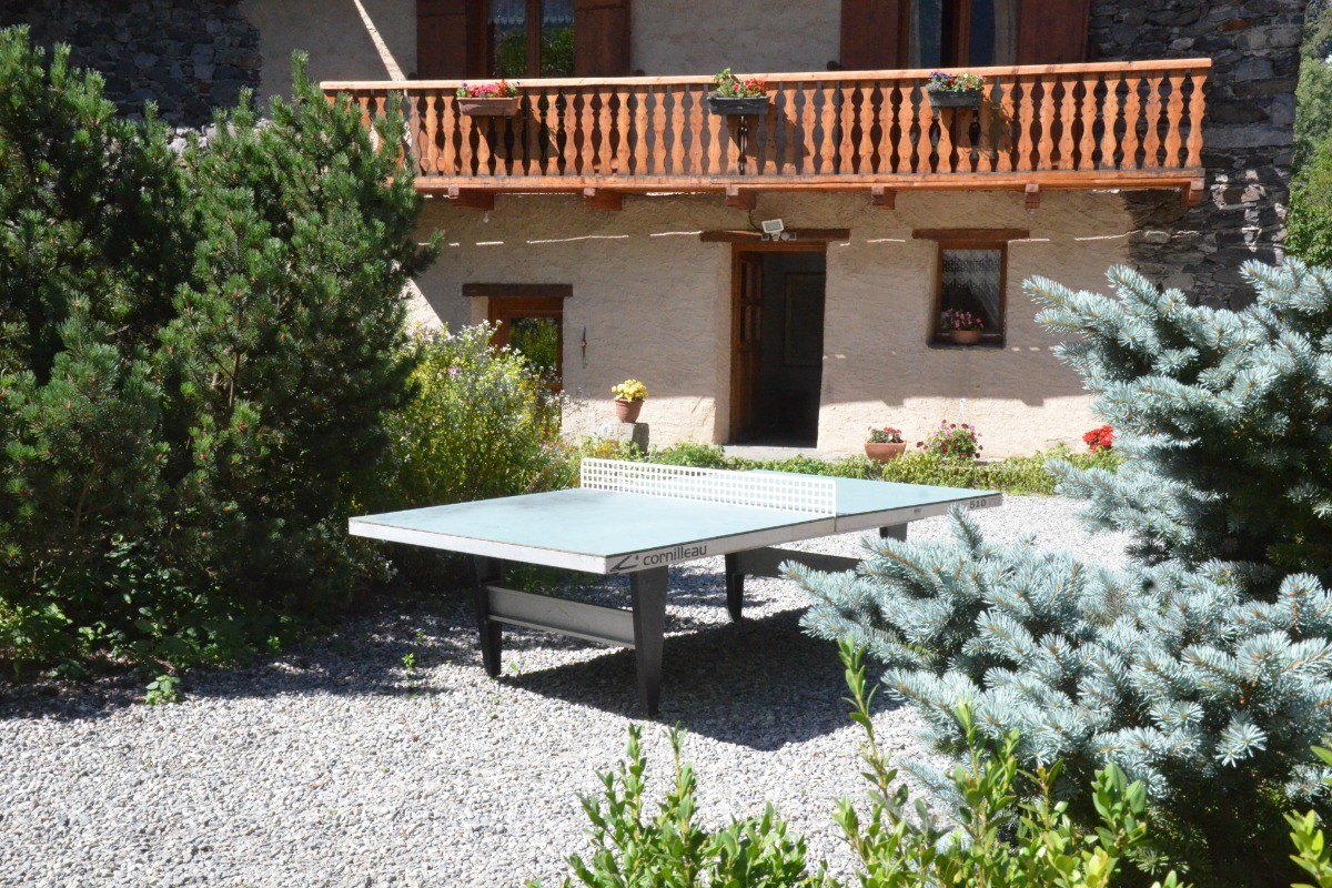 Les Petites Sources : table de ping-pong partagée