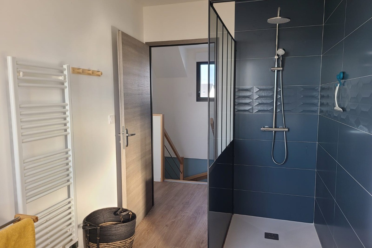 Salle de bain grande douche italienne